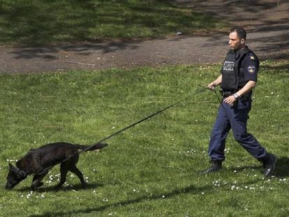 Un policía trabaja con un perro en Alphen aan den Rijn (Países Bajos), en abril de 2011.