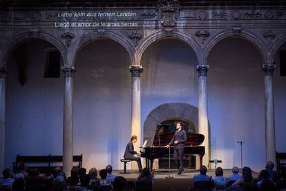 Vista de los subtítulos durante el recital del barítono Andrè Schuen y el pianista Daniel Heide, el miércoles en Granada.