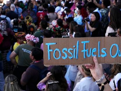 Cartel contra los combustibles fósiles exhibido en una manifestación durante la COP27 en Sharm el Sheij.
