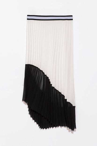 Falda plisada con bajo asimétrico de Zara (39,95 euros).