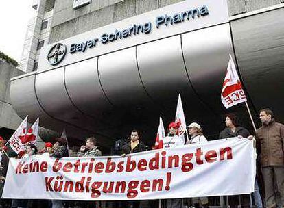 Empleados de Bayer Schering Farma se manifiestan ante la sede de la empresa en Berlín.