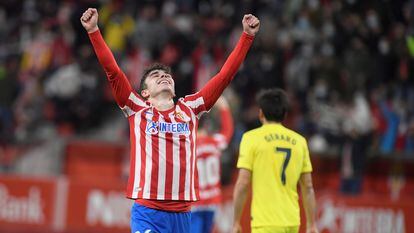 El defensa del Sporting de Gijón Pablo García celebra la victoria ante el Villarreal.