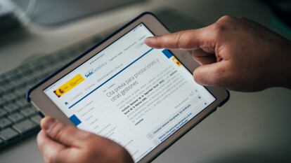 Una usuaria consulta la página del INSS para solicitar una cita presencial en el servicio de la Seguridad Social.