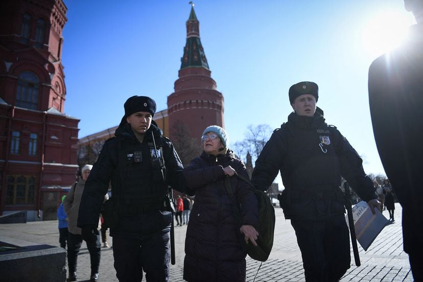 Rusia. Agentes de policía detienen a una mujer que protesta contra la invasión de Ucrania en el centro de Moscú, en marzo de 2022. 