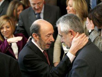 Rubalcaba (izquierda) y Gri&ntilde;&aacute;n, en la primera reuni&oacute;n de la Ejecutiva Federal del PSOE tras el 38&ordm; Congreso.