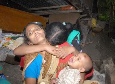 Una familia afectada por el ciclón 'Sidr' se lamenta en la localidad de Barishal.