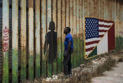 Un hombre, en el muro que separa México de Estados Unidos, en Tijuana.