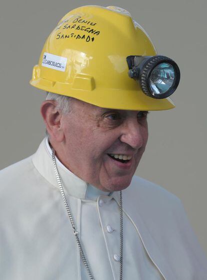 El papa Francisco no dudo en ponerse un casco mínero durante una misa en la basílica de Nuestra Señora de Bonaria en la ciudad italiana de Cagliari, 22 de septiembre de 2013.