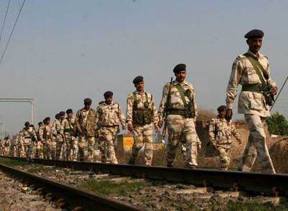 Soldados indios revisan el estado de las vías de ferrocarril en la localidad de Dewana, provincia de Haryana, a unos 90 kilómetros al norte de Nueva Delhi.
