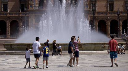 Turistas, este lunes en la Plaza de Espa&ntilde;a de Sevilla.