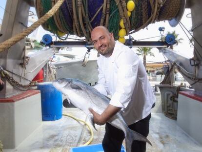 El cocinero Ra&uacute;l Resino, en un barco pesquero. 