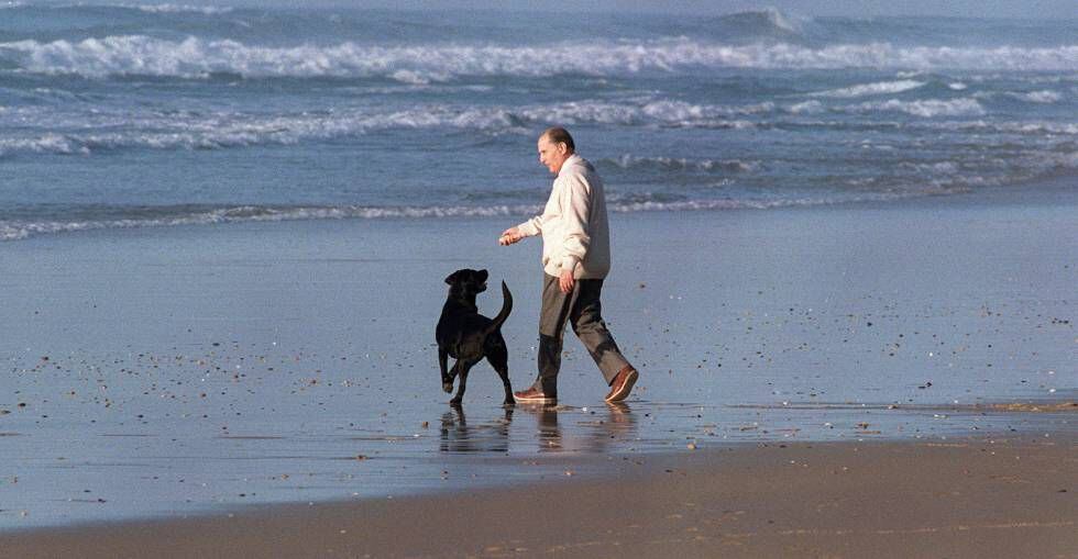 François Mitterrand en Lachté in Souston, en el oeste de Francia, en 1990.