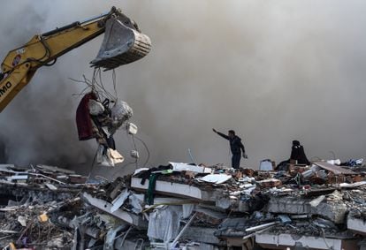 Trabajos de búsqueda de supervivientes en la ciudad de Alejandreta (Turquía). 