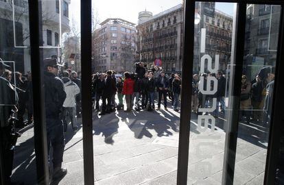 Numerosos medios de comunicación se han dado cita en la sede del Partido Popular para cubrir la rueda de prensa de Mariano Rajoy.