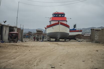En 2018, como se sabía de la abundante ilegalidad e informalidad, el Ministerio de la Producción creó un Sistema de Formalización Pesquera Artesanal (Siforpa), al que se presentaron 4.854 embarcaciones. En la imagen, un astillero ilegal en La Tortuga, el 25 de noviembre de 2023. 