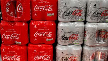 Botes de Coca-Cola en un supermercado.