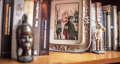 Un retrato entre libros y otros objetos en la casa del escritor. 