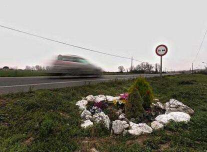 El lugar donde murió Enaitz, en la carretera LR-111, en Castañares de Rioja. Su cuerpo voló a más de 100 metros del punto donde fue embestido por Delgado.