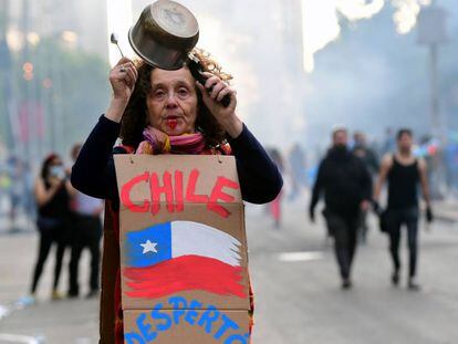 Una mujer participa en una manifestación contra el Gobierno, en Santiago (Chile).