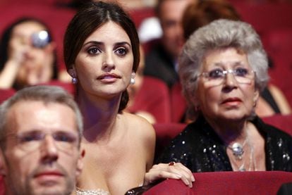 Penélope Cruz y Pilar Bardem escuchan las palabras de Javier Bardem al recibir el premio a la mejor interpretación masculina por 'Biutiful' en el Festival de Cine de Cannes, en 2010, que les dedicó a las dos.