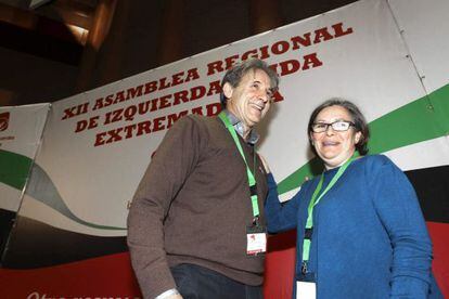 El coordinador regional de IU de Extremadura, Pedro Escobar, y Margarita Gonz&aacute;lez Jubete, que lidera la corriente cr&iacute;tica.