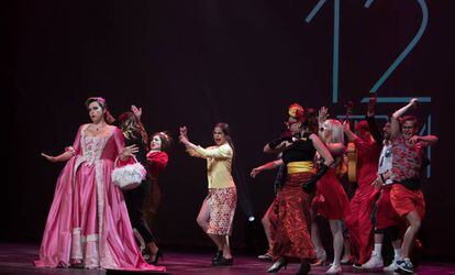 Inés León, cantante y presentadora de la gala, junto al elenco de 'Ñ, Spain Spectacular Show' al inicio de la 12 edición de los Premios del Teatro Musical.