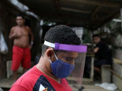 Un grupo de personas esperan para hacerse el 'test' en Bela Vista do Jaraqui, en Brasil.