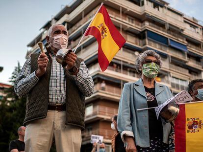 Concentración en la plaza de los Príncipes de España de Alcorcón (Madrid) en contra del Gobierno, este martes.