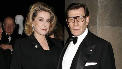 Catherine Deneuve e Yves Saint Laurent en una exposición del diseño en octubre de 2005.