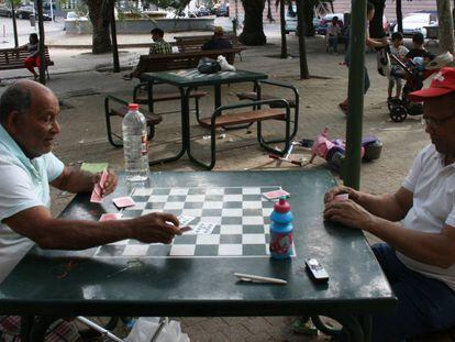 Luis &Aacute;ngel Medina, de 77 a&ntilde;os, y Manuel P&eacute;rez, de 62, juegan a las cartas en Usera.