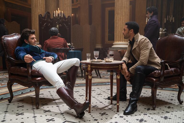 En esta escena, tanto Anthony Bridgerton como Simon Bassett visten con prendas derivadas del uniforme impuesto por Brummell a principios del siglo XIX. Las gamas cromáticas, más propias del siglo XXI, sirven para subrayar el carácter de los personajes.