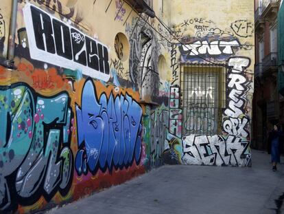 Varios autores. Calle Salinas. Las calles del centro histórico de Valencia, con el Barrio del Carmen como laboratorio y mirador privilegiado han sido, y siguen siendo, un espacio abonado para las incursiones de los comandos graffiteros, ya sea para la ejecución del clásico graffiti tagging, propuestas de denuncia social o para ejercicio de las técnicas más diversas.