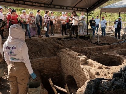 Familiares de desaparecidos observan las estructuras de los hornos encontrados por la excavación de la Unidad de Búsqueda de Personas dadas por Desaparecidas, en Juan Frío, Norte de Santander, el 27 de septiembre de 2023.