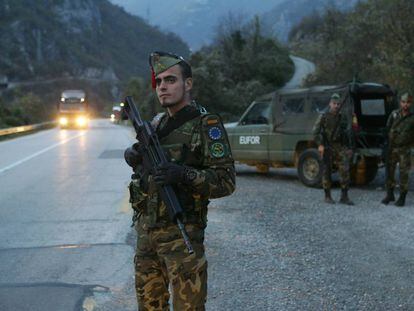 Legionarios en Mostar, en la carretera que conduce a Sarajevo, en noviembre de 2005