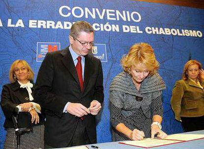 Esperanza Aguirre y Alberto Ruiz-Gallardón firman el convenio que acabará con cuatro poblados.