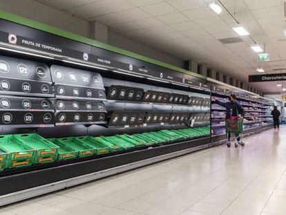Baldas vacías en un supermercado del centro de Madrid, este lunes.