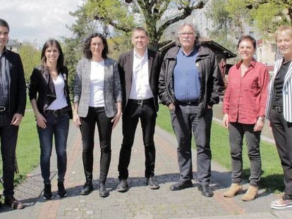 El coordinador general de EH Bildu, Arnaldo Otegi, entre Joan Tardá y Marta Rovira, ambos de ERC, el viernes en Ginebra.