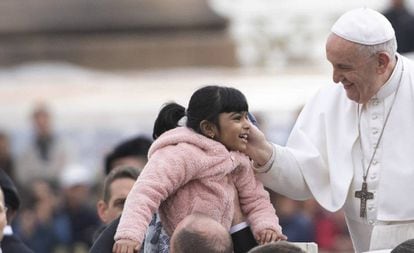 El Papa saluda a una niña el pasado miércoles durante su audiencia semanal.