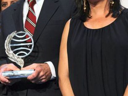 La escritora Carmen Amoraga, junto a Eduardo Mendoza, en la ceremonia de los premios Planeta, en 2010.