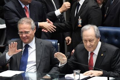 El presidente de la Corte Suprema, Ricardo Lewandowski (d), y el senador Renan Calheiros (i), participan en la última audiencia del juicio político contra la presidenta Dilma Rousseff.