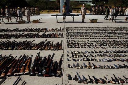 Militares exponen armas incautadas al narcotr&aacute;fico en Tijuana.