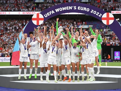 Las jugadoras de Inglaterra celebran su victoria en la Eurocopa este domingo en Wembley.