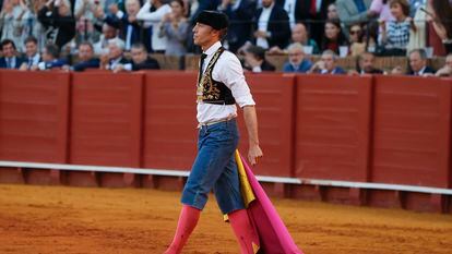 Manuel Escribano, en pantalón vaquero, se dirige a la puerta de toriles para recibir a su segundo victorino.