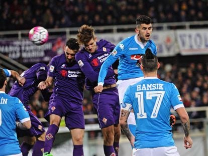 Marcos Alonso marca de cabeza ante el N&aacute;poles.