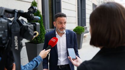 El portavoz adjunto de Ciudadanos, Edmundo Bal, atiende a los medios, este miércoles en el Congreso.