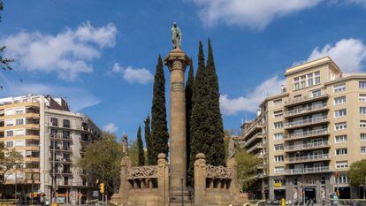 A la cruïlla del passeig de Sant Joan amb la Diagonal, al bell mig de tot, es troba el monument a mossèn Jacint Verdaguer.