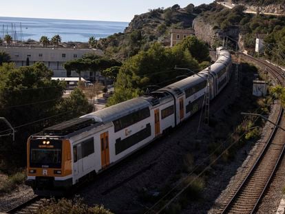 Un tren de Rodalies Renfe a la altura de Castelldefels.