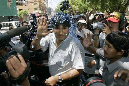 Evo Morales saluda a sus seguidores en Cochabamba después de una rueda de prensa tras su triunfo electoral.
