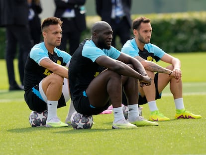 Lautaro Martinez, Hakan Calhanoglu y Romelu Lukaku durante un entrenamiento antes de la final de la Champions entre el Inter de Milán y el Manchester City.