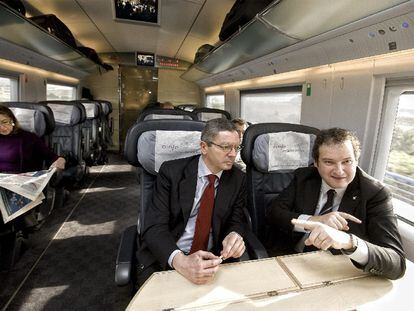 Los alcaldes de Madrid y Barcelona, Alberto Ruiz-Gallardón y Jordi Hereu, a bordo del AVE.